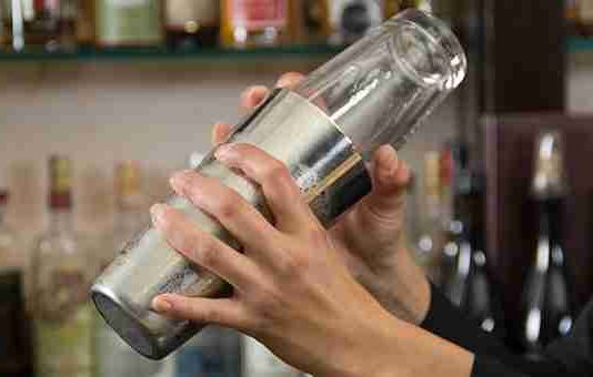 How To Shake Or Make The Perfect Cocktail