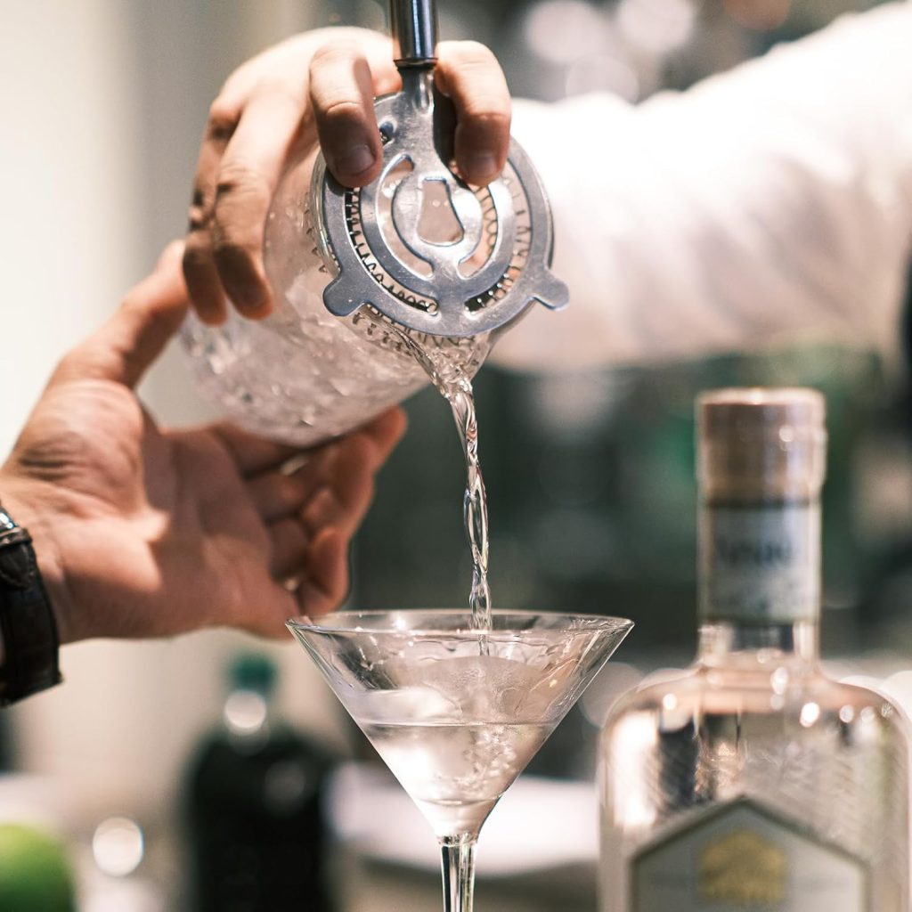 6-Piece Cocktail Shaker Set 24oz Shaker Strainer Muddler Jigger Mixing Spoon Pour Spout Bartender Kit Stainless Steel Bar Set Housewarming Gift